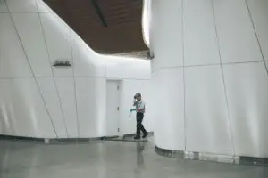 Conserje limpiando piso de cerámica de un edificio