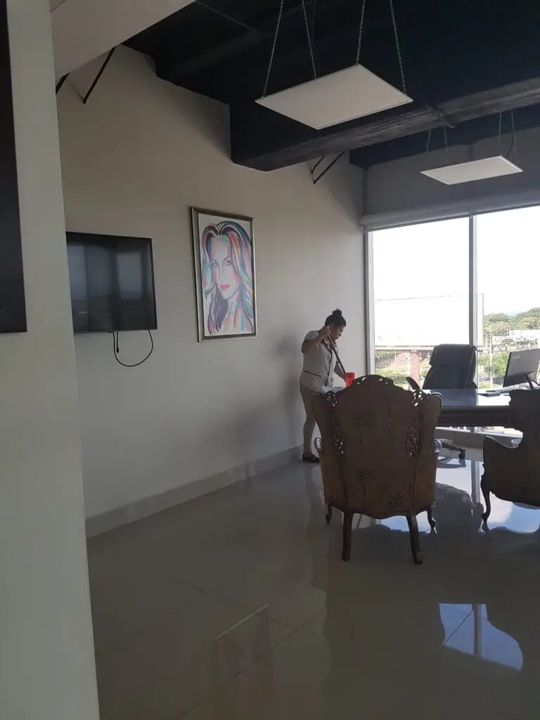 Conserje limpiando una oficina
