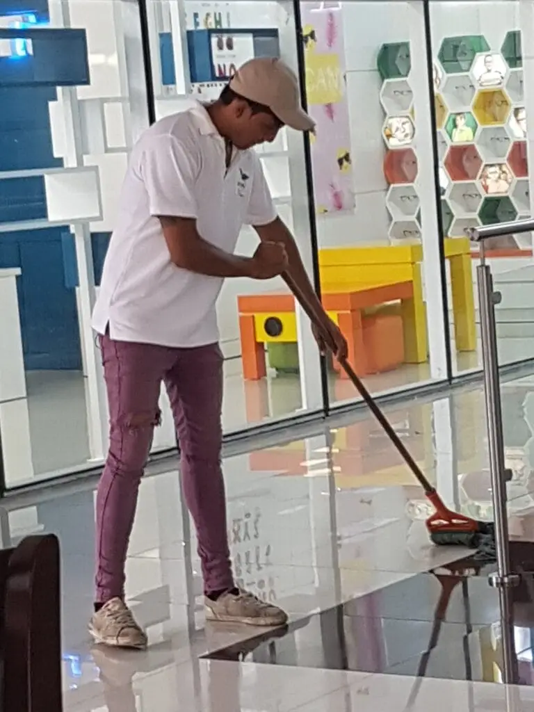 Conserje limpiando en un centro comercial