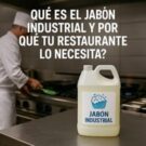 Se presenta un galón de Jabón líquido industrial, con una cocina y un cocinero limpiándola.