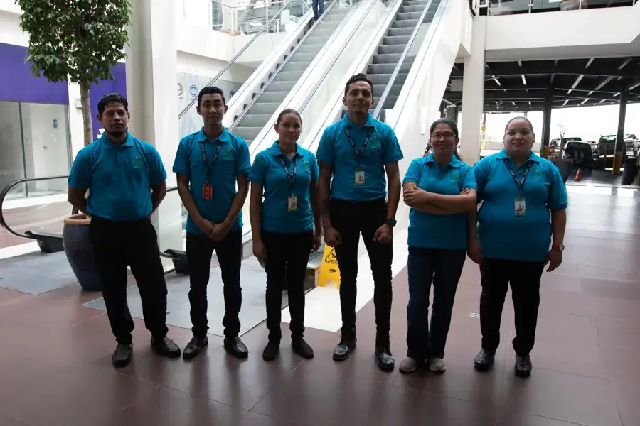 Equipo de LIMPSA en un centro comercial, uno de los clientes LIMPSA, con polos y gafetes de la empresa