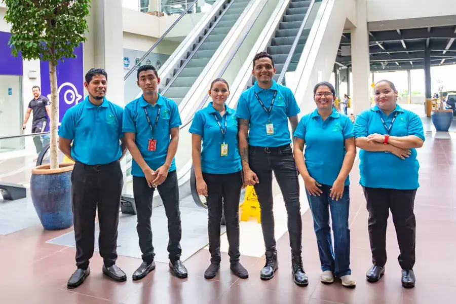 Equipo de LIMPSA, empresa de limpieza, con camisetas con el logo