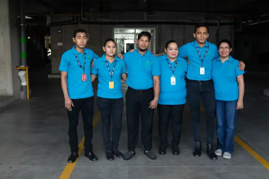 Equipo de LIMPSA Nicaragua, empresa de limpieza, con polos y gafetes de la empresa