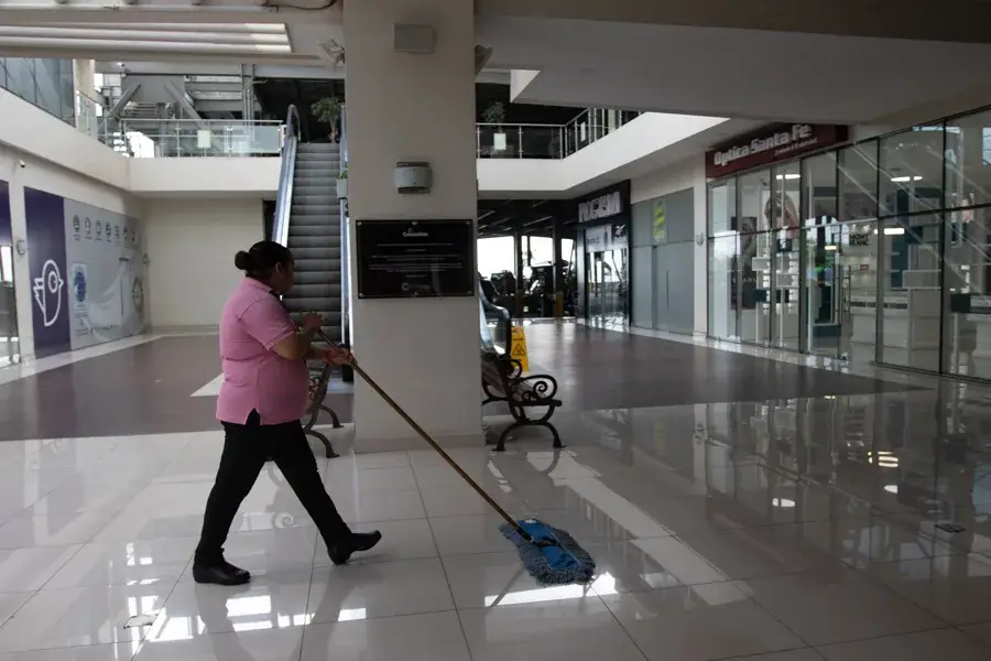 Colaboradora de LIMPSA trapeando un pasillo de centro comercial