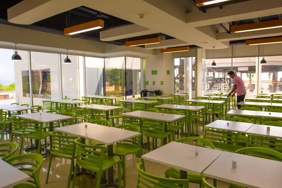 Servicios de limpieza para empresas: colaborador de LIMPSA trapeando un patio de comidas